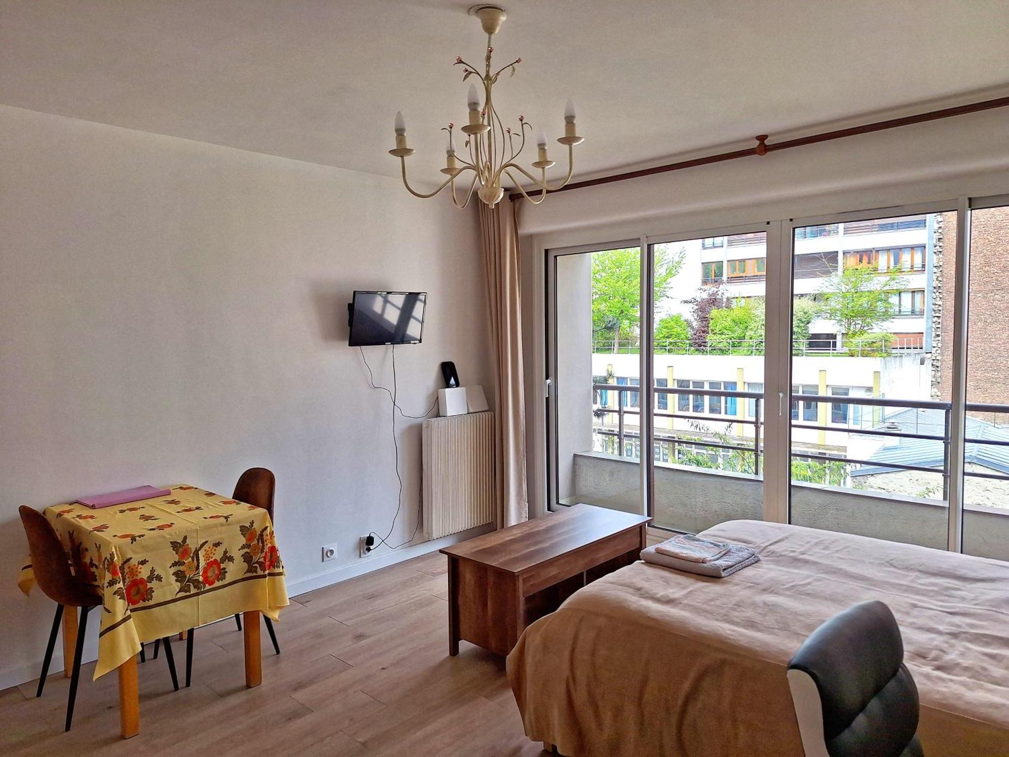 Chic Parisian Studio Retreat Bright Spacious And Secure Parking Zewnętrze zdjęcie
