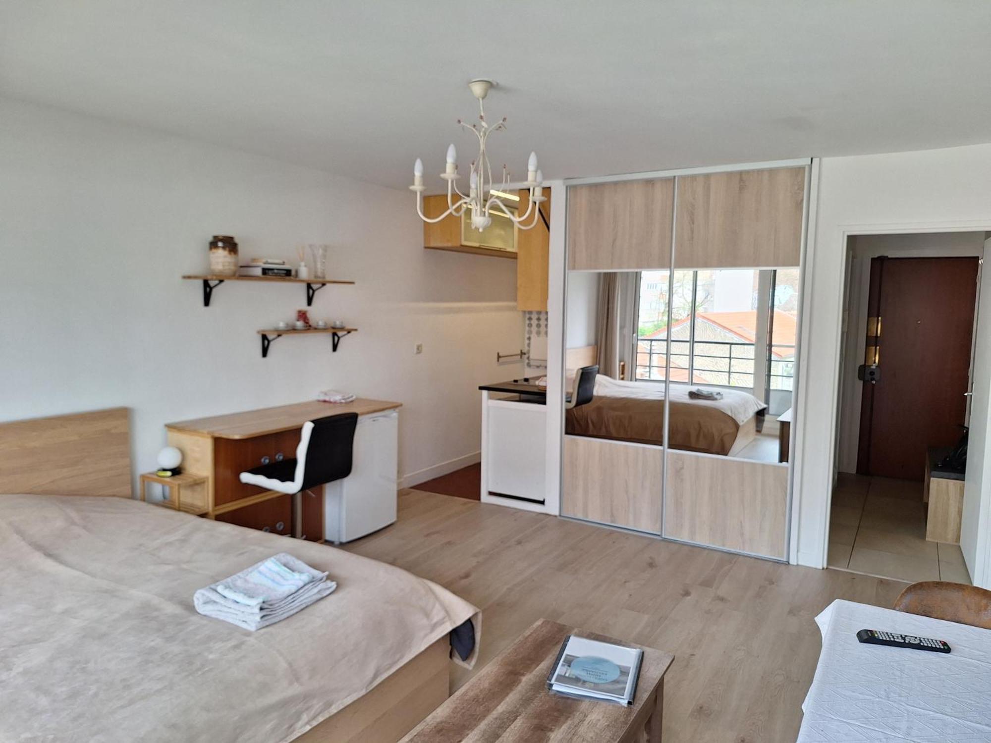 Chic Parisian Studio Retreat Bright Spacious And Secure Parking Zewnętrze zdjęcie